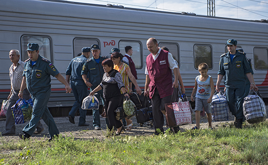 Сотрудники МЧС и ФМС встречают беженцев с Украины в Омске, август 2014 г.