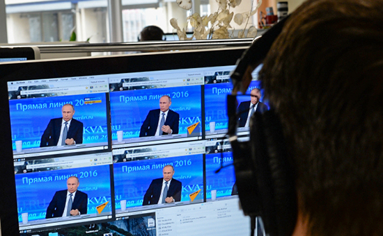В одной из&nbsp;московских редакций журналисты смотрят трансляцию ежегодной специальной программы &laquo;Прямая линия с&nbsp;Владимиром Путиным&raquo;
