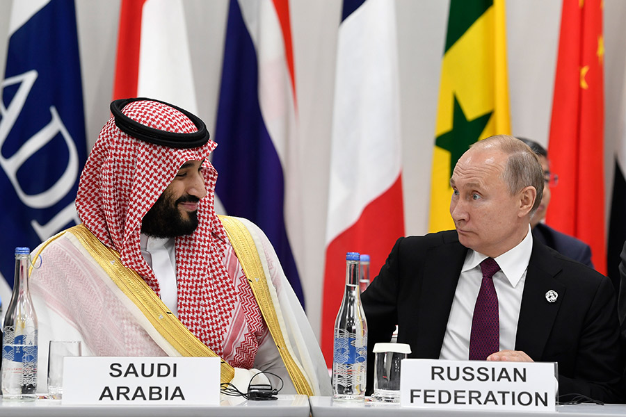 Наследный принц Саудовской Аравии Мухаммед бен Сальман (слева) с президентом России Владимиром Путиным