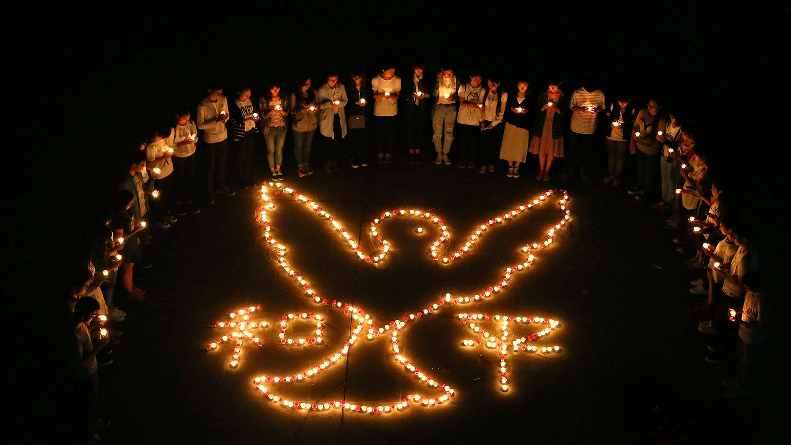 <p>На фото: инсталляция, выложенная студентами в День мира, Вашингтон, США, 1 мая 2012 года</p>