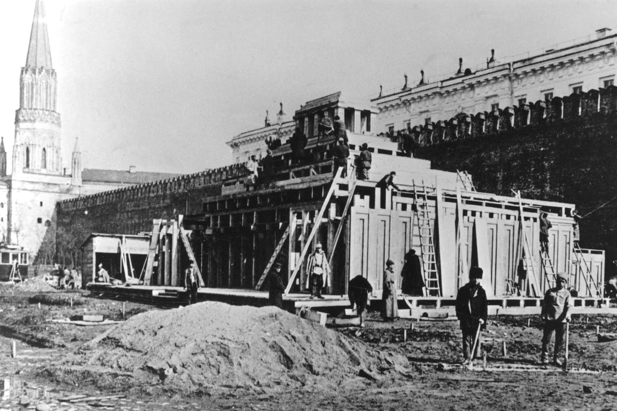 Строительство временного Мавзолея Ленина. 1924 год