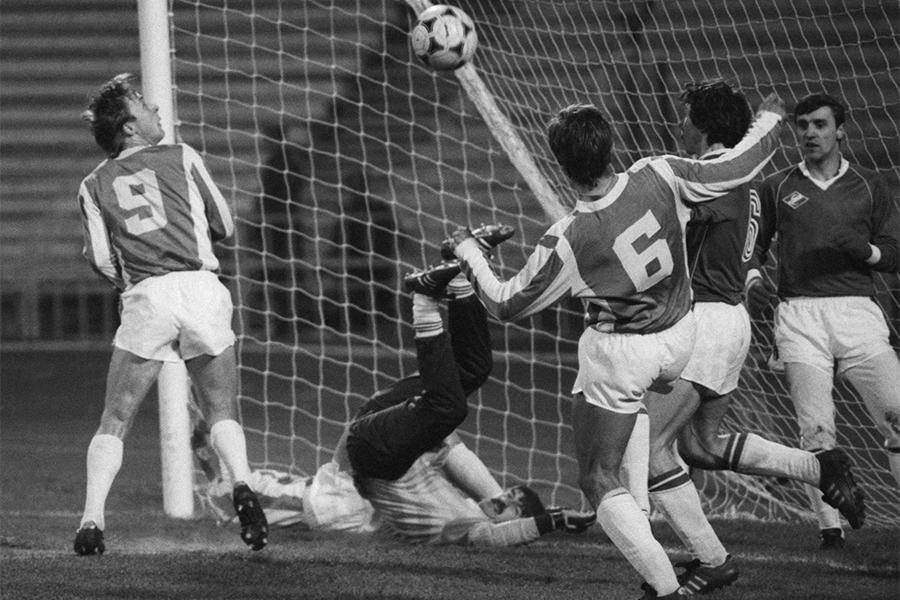 Вратарь «Спартака» Станислав Черчесов (на земле) во время игры, 1987 год