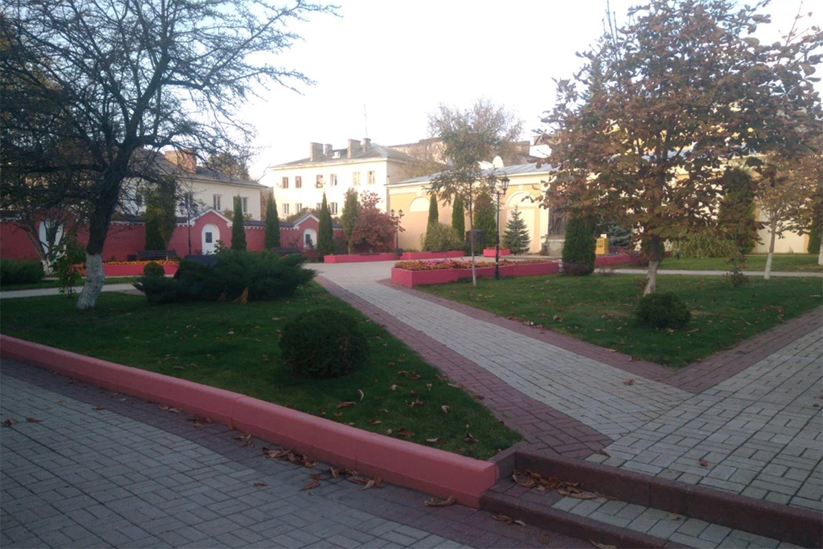 Сквер Никитского храма в Калуге сейчас.  