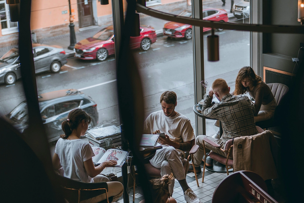 Существует общемировой тренд, согласно которому зумеры употребляют гораздо меньше алкоголя, чем представители старшего поколения