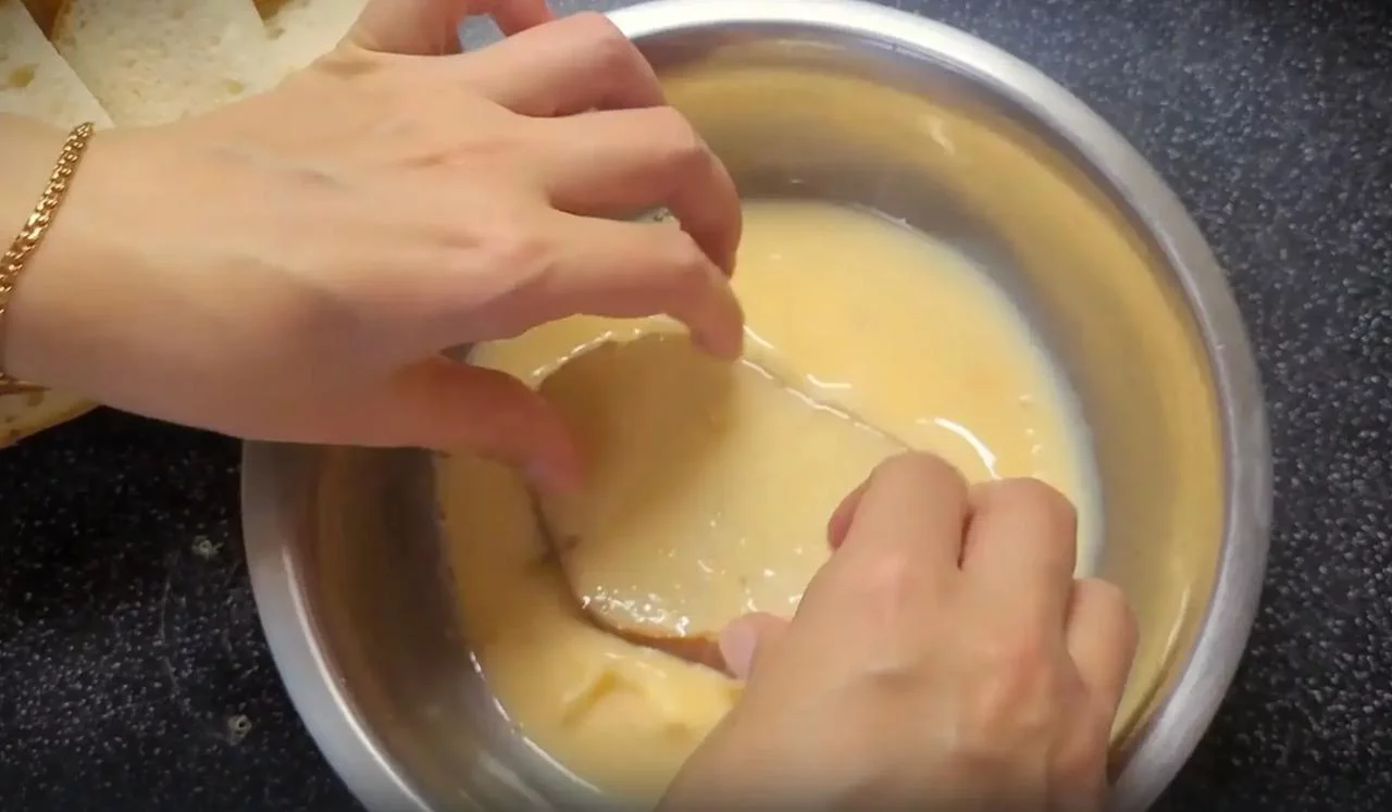 Положите батон в смесь