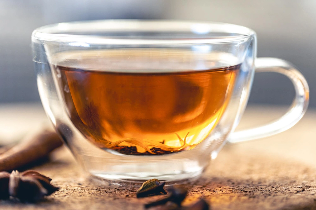 Количество кофеина в чае сравнимо с чашкой сваренного кофе, но в зависимости от сорта