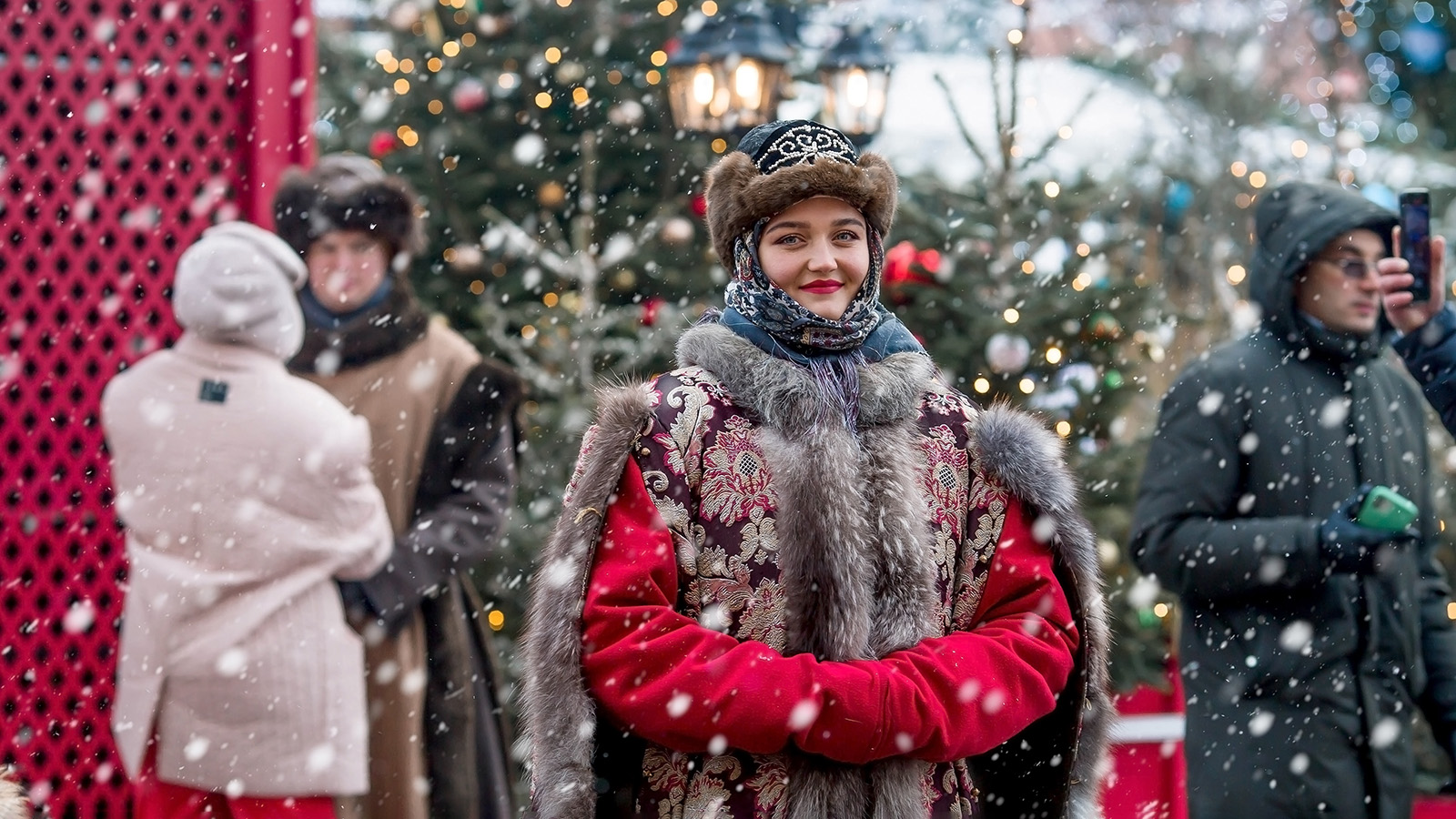 Традиционно частушки поют под баян или балалайку, нередко сопровождая выступление танцами