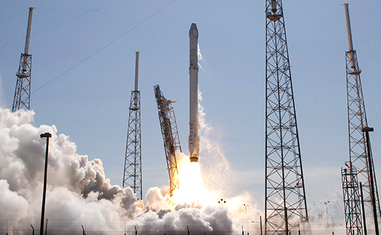 Ракета-носитель SpaceX Falcon 9 на старте. Мыс Канаверал, США. 14 апреля 2015 г.