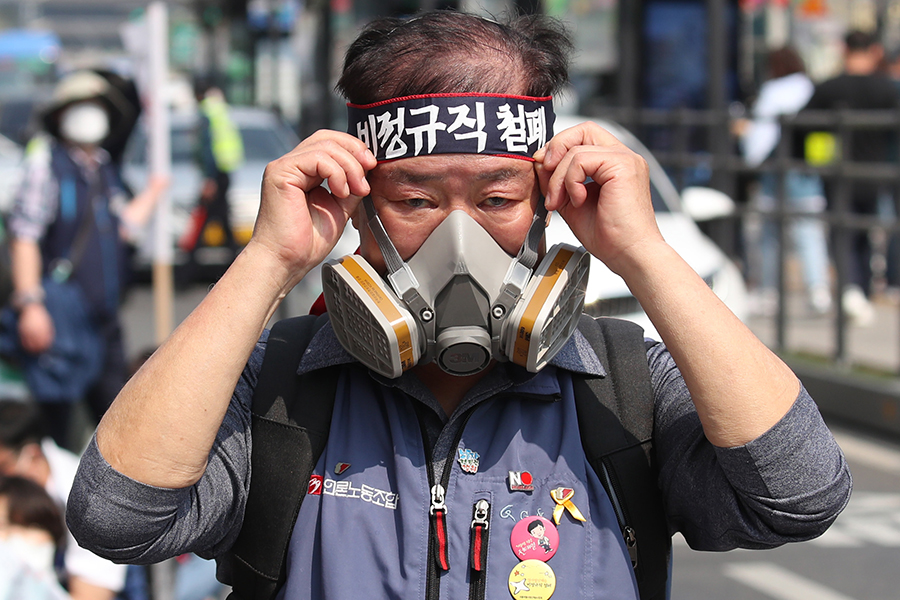Один из участников первомайской демонстрации в столице Южной Кореи Сеуле
