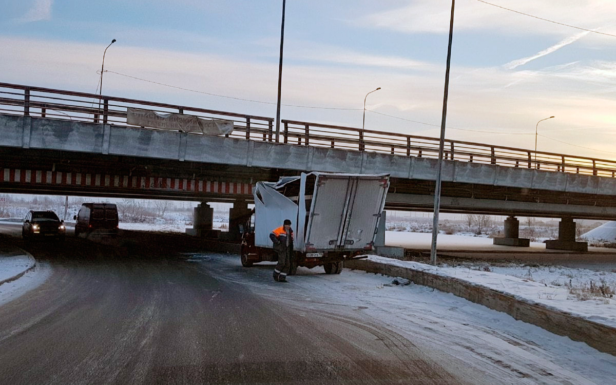 В Петербурге под «мостом глупости» не смог проехать 200-й грузовик