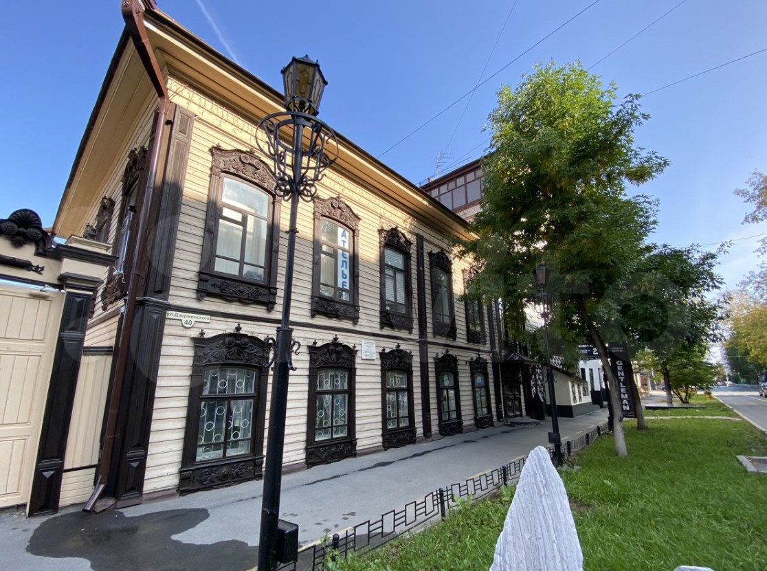 Двухэтажный деревянный дом на ул. Дзержинского, 40 продается вместе с земельным участком