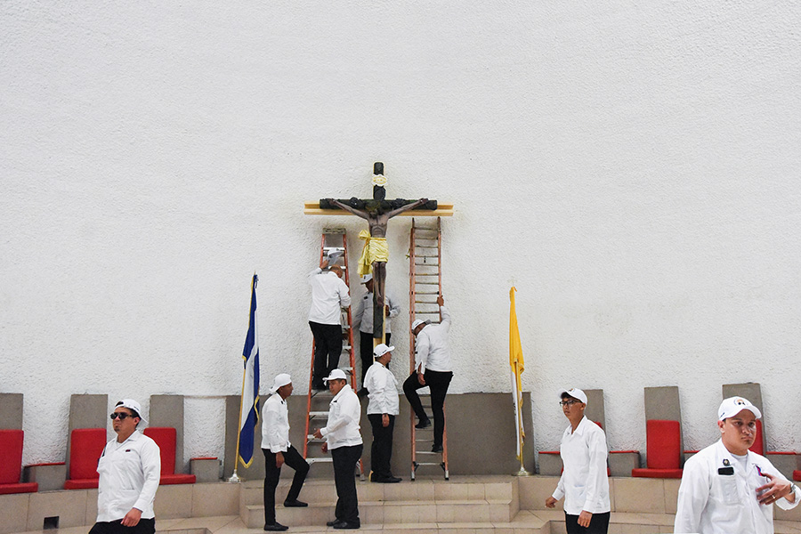 Верующие устанавливают статую Христа на Страстную пятницу во дворе кафедрального собора в городе Манагуа в Никарагуа.