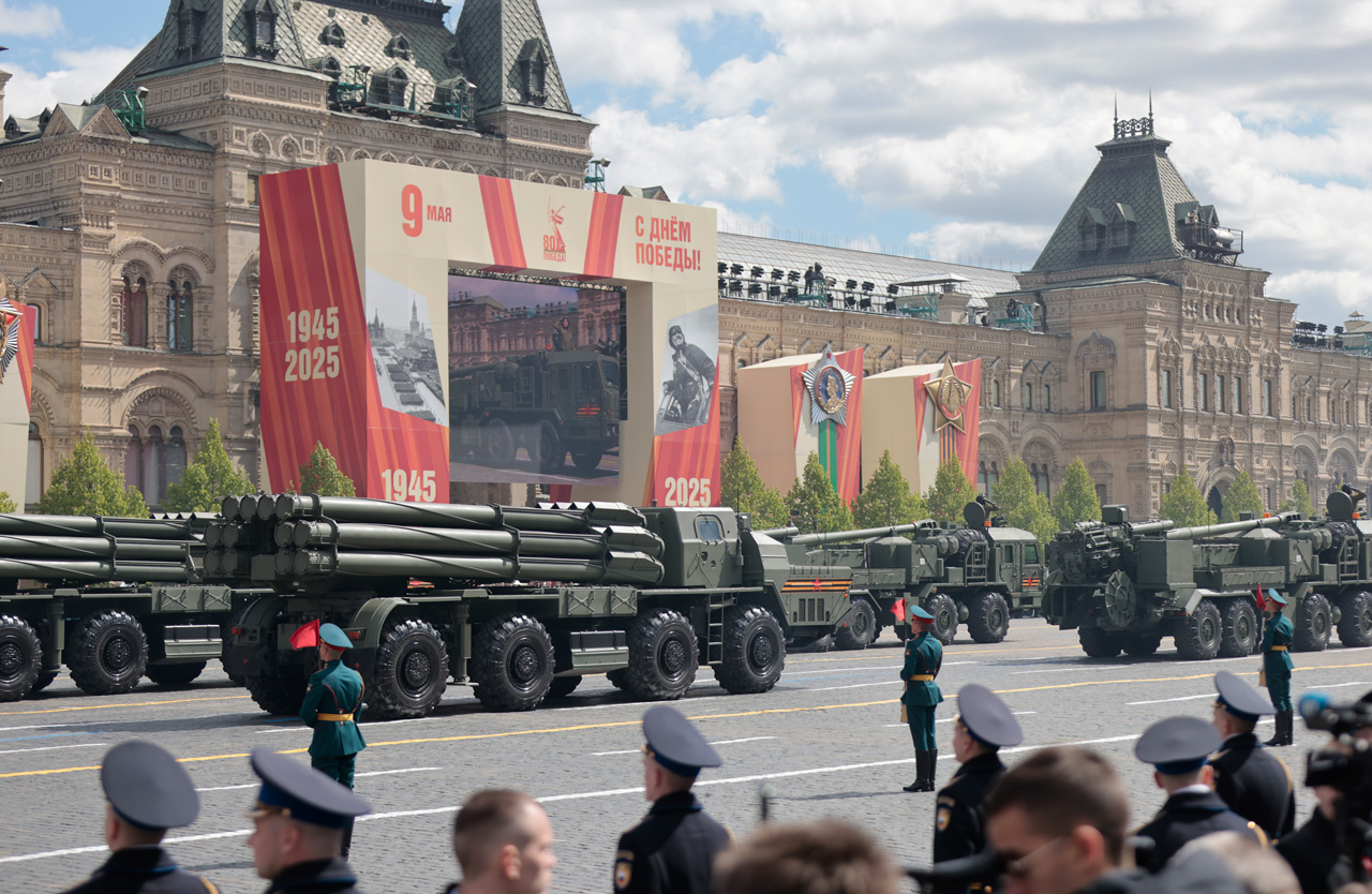 Колонна российских реактивных систем залпового огня.