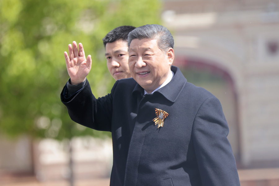 Der chinesische Präsident Xi Jinping war einer der ersten, der am 7. Mai in Moskau eintraf. Sein letzter Besuch in Russland war im Jahr 2024 – kam zum BRICS-Gipfel nach Kasan. Wladimir Putin und Xi führten am 8. Mai Gespräche im Kreml. Das Treffen dauerte dreieinhalb Stunden. Nach der offiziellen Zeremonie gingen die Parteien zu engeren Verhandlungen über und dann – in einer erweiterten Komposition. Der Kreml sagte, die Staatschefs hätten die Entwicklung der Beziehungen zwischen den beiden Ländern erörtert. Nach Angaben des chinesischen Außenministeriums haben Putin und Xi einander ihre Positionen zum russisch-ukrainischen Konflikt dargelegt.