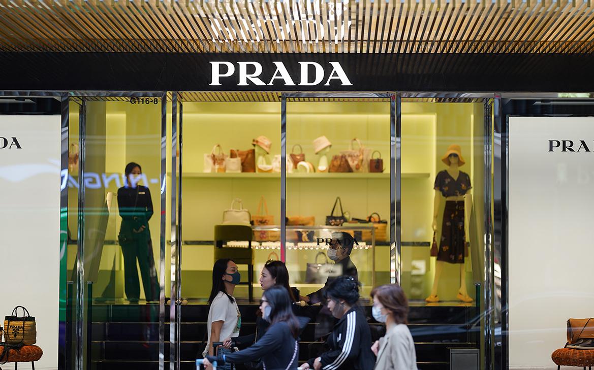 Prada завершила сделку по покупке Versace