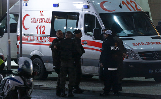 Сотрудники полиции возле кареты скорой помощи в Стамбуле. 2015 год