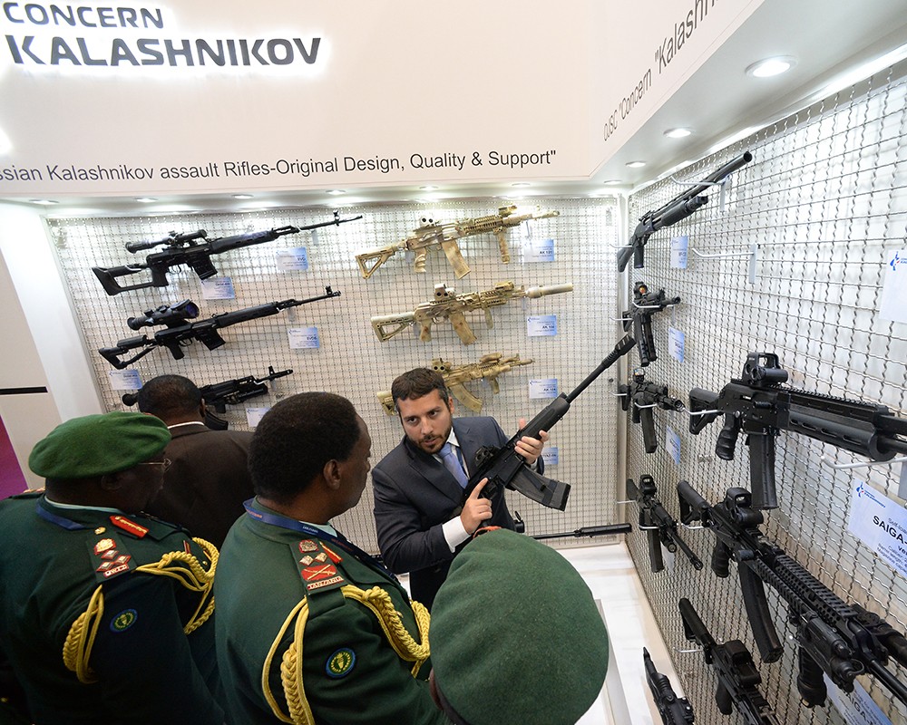 Представитель концерна "Калашников" демонстрирует штурмовые винтовки на Международной выставке вооружений и военной техники Eurosatory 2014 в Вильпенте