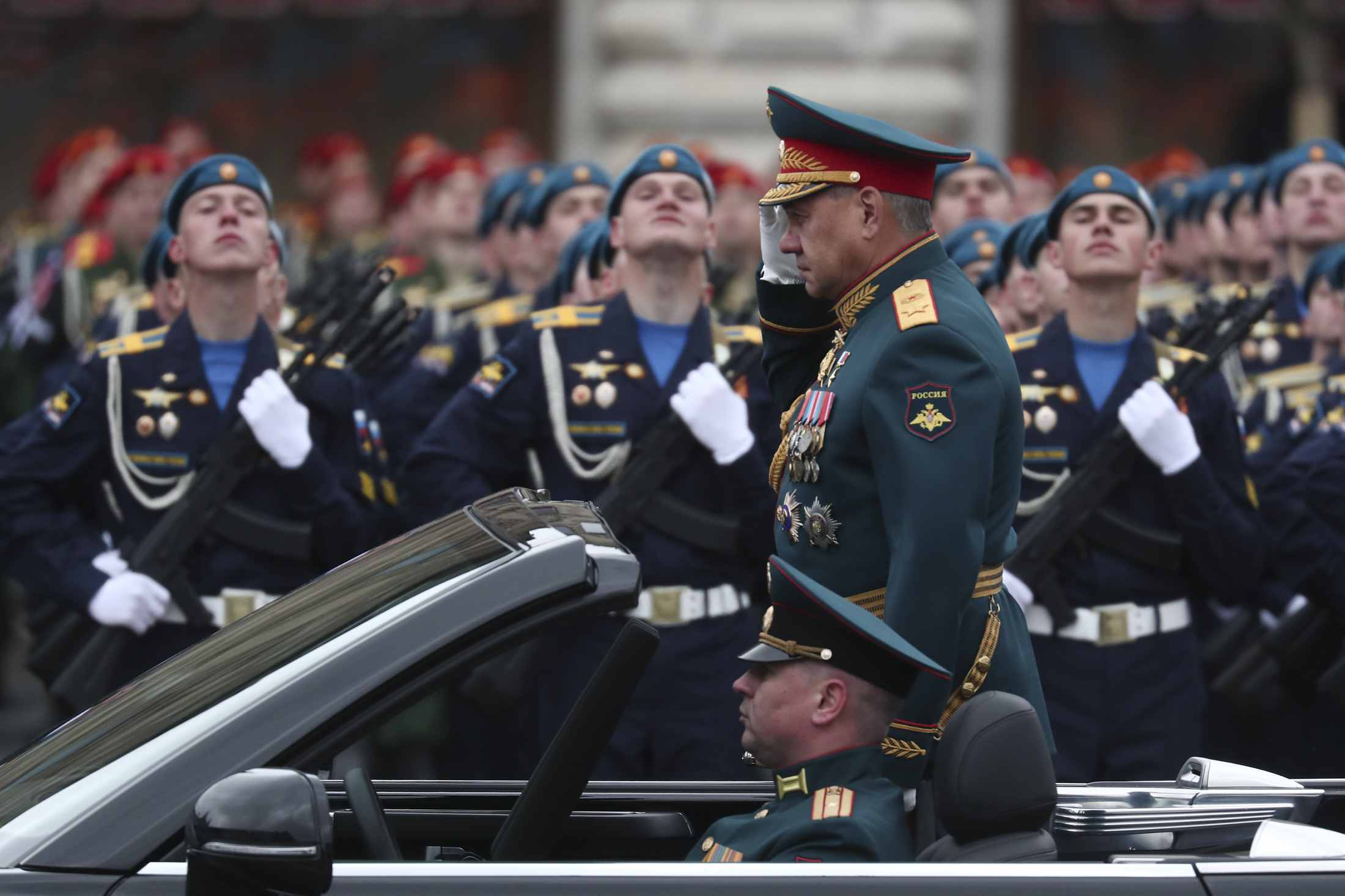 Министр обороны Сергей Шойгу поздравил с праздником Победы участвовавшие в параде подразделения