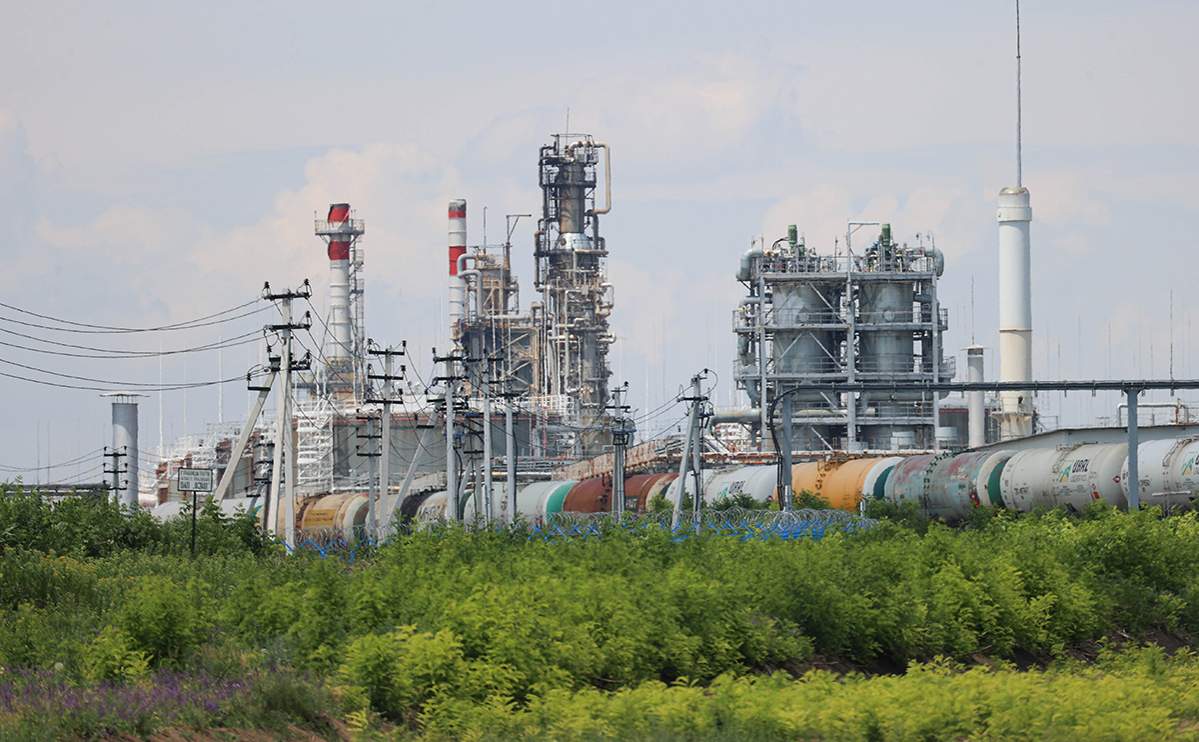 Вид на Новошахтинский нефтеперерабатывающий завод