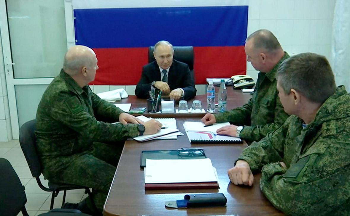 Путин объяснил, почему лично приехал в штабы в Херсонской области и ЛНР