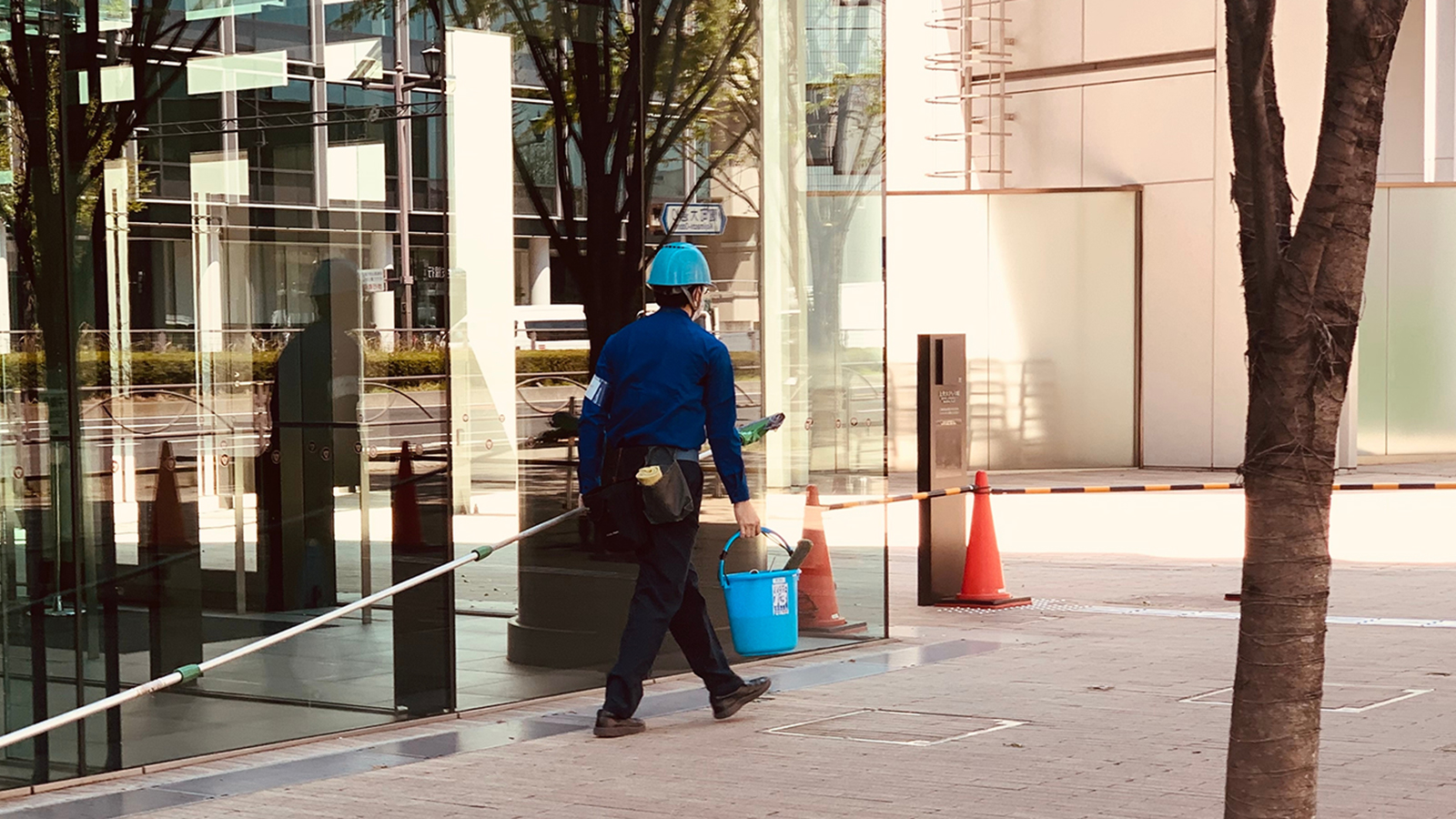 Миллионер из Японии устроился на работу уборщиком