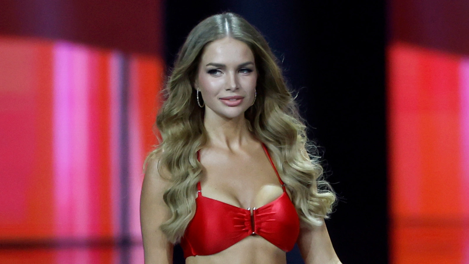 Представительница России Анастасия Венза во время дефиле в купальниках на предпоказе в рамках 74-го конкурса красоты «Мисс Вселенная»