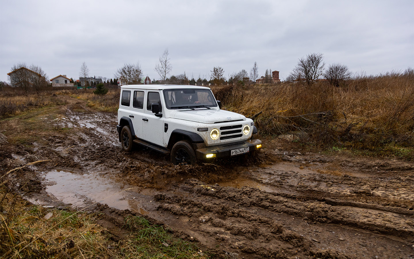 В зависимости от версии,&nbsp;BAW 212 может преодолевать брод глубиной от 659 до 910 мм. Колесные диски &mdash; 17-дюймовые, а размерность шин варьируется: 265/70 и&nbsp;285/70&nbsp;