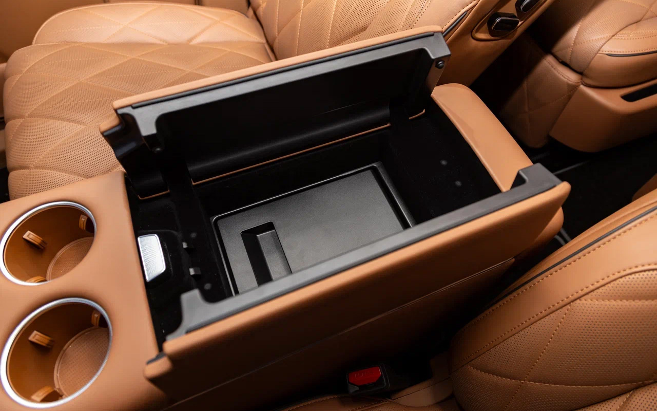 Сперва открывается небольшой отсек для всевозможных вещей