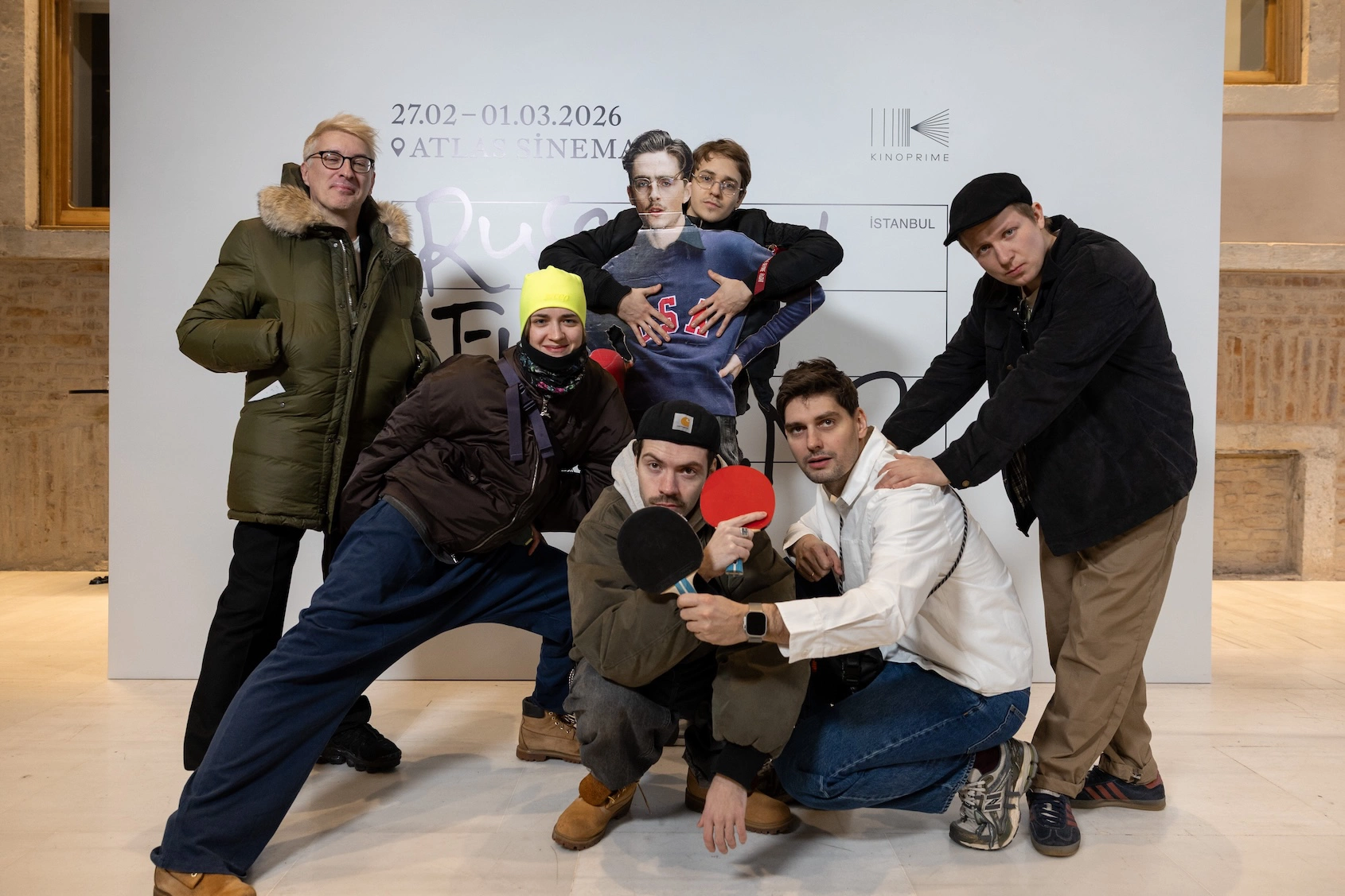 Команда Russian Film Weekend в компании главной звезды пинг-понга. Слева-направо: программный директор Стас Тыркин, актриса Вера Енгалычева, картонный Тимоти Шаламе и за ним — актер Макар Хлебников, режиссер Сергей Малкин и продюсер Иван Яковенко, актер Денис Парамонов