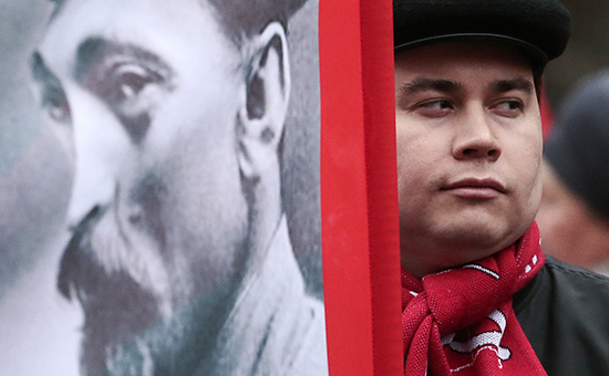 Участник шествия КПРФ, приуроченного к 97-й годовщине Великой Октябрьской социалистической революции, с портретом Дзержинского