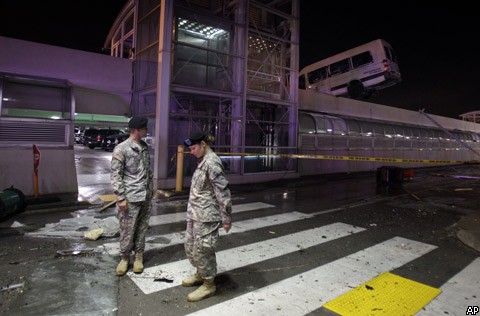 Торнадо частично обрушил аэропорт американского Сент-Луиса