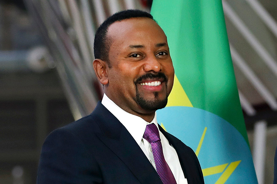 Лауреатом Нобелевской премии мира&nbsp;стал премьер-министр Эфиопии Абий Ахмед Али. Его наградили &laquo;за усилия по достижению мира и за решительную инициативу для разрешения пограничного конфликта с соседней Эритреей&raquo;. С момента вступления в должность в 2018 году после массовых протестов он провел серию реформ, включая отмену цензуры и амнистию политзаключенных, и заключил мирный договор с Эритреей. В Нобелевском комитете указали, что отдельно&nbsp;хотят отметить всех, кто работает над установлением мира на востоке Африки
