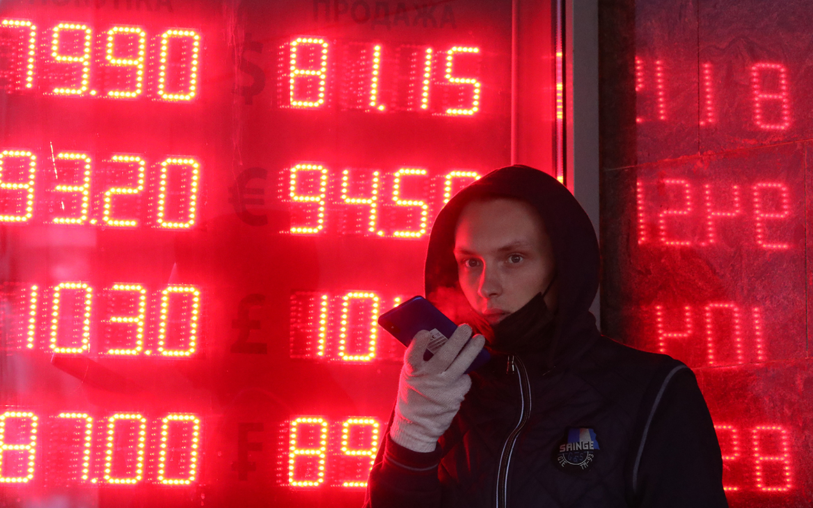 Доля следящих за курсом доллара россиян выросла до максимума с марта
