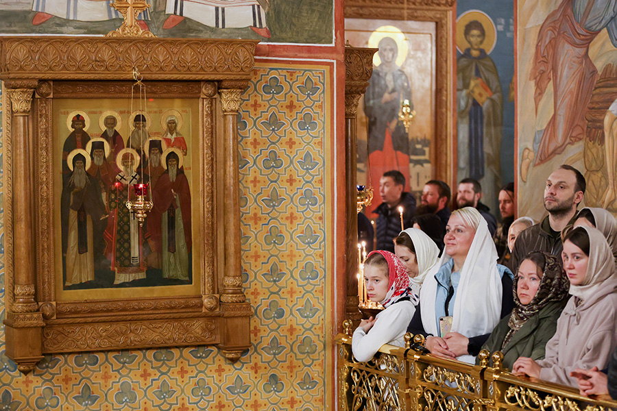 Верующие в церкви Казанской иконы Божией Матери в Калужской области