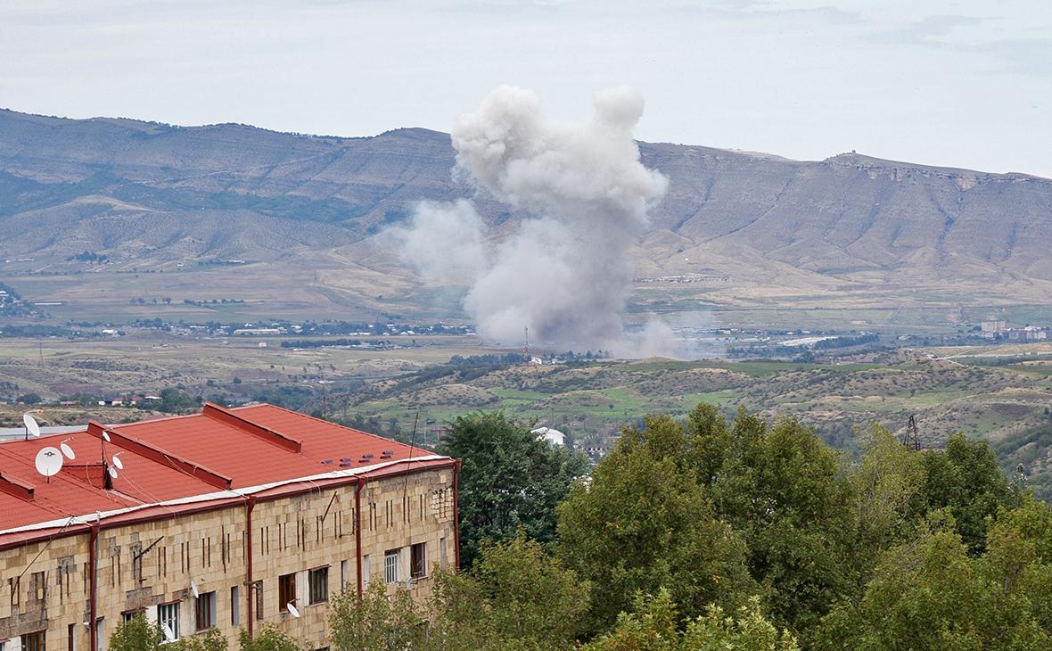 Дым в окрестностях Степанакерта в Нагорном Карабахе