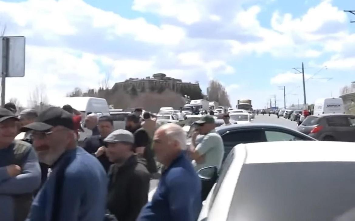 Протестующие перекрыли трассу между Арменией и Грузией у озера Севан