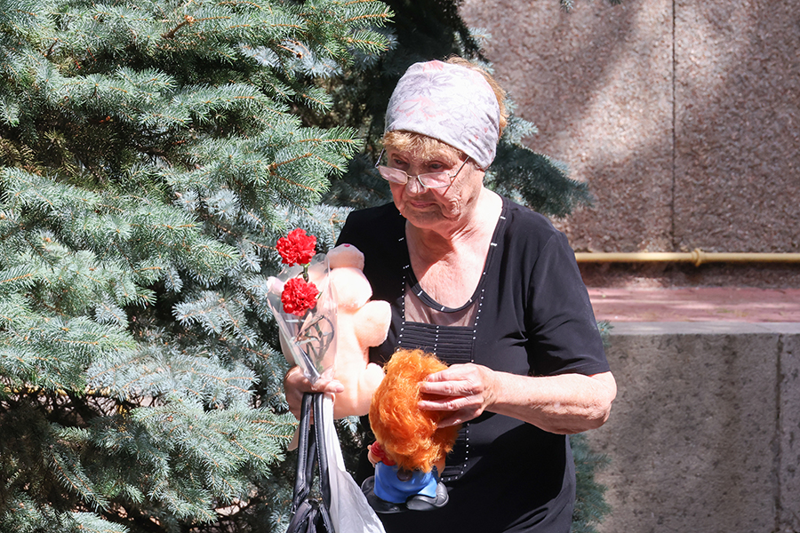 Женщина&nbsp;около стихийного мемориала в Севастополе