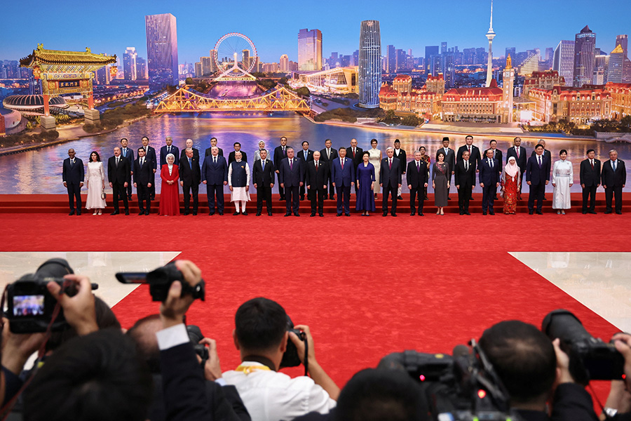 Лидеры и официальные лица, включая Си Цзиньпина и&nbsp;Путина, принимают участие в церемонии фотографирования на саммите ШОС.