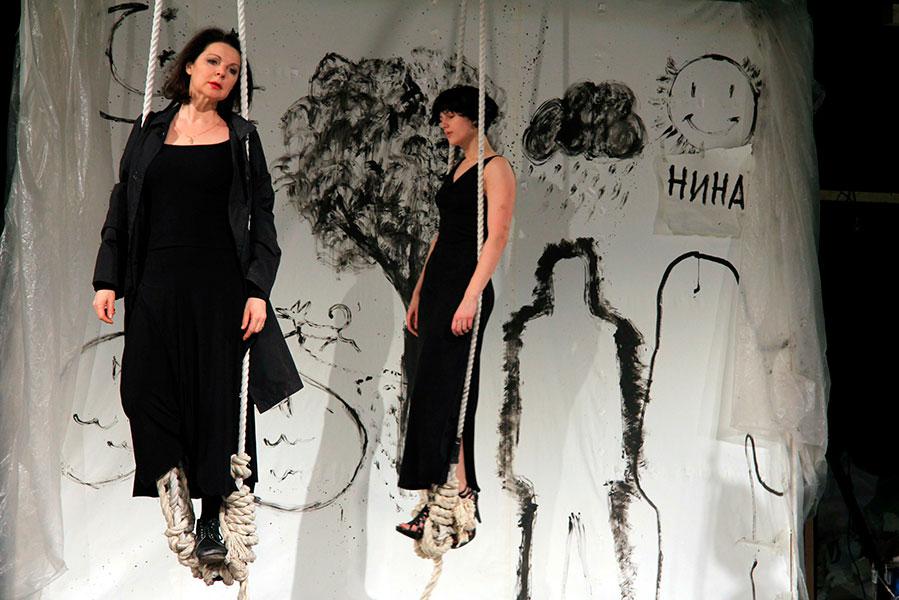 Лика Нифонтова и Марьяна Спивак в спектакле Юрия Бутусова «Чайка», театр «Сатирикон», 2011 год