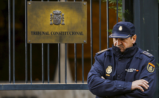 Офицер полиции возле&nbsp;Конституционного суда Испании