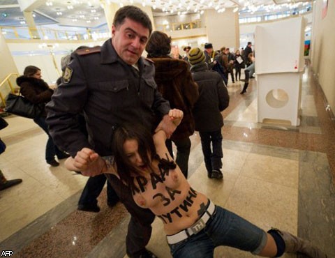 Активистки FEMEN устроили топлесс-акцию на участке В.Путина