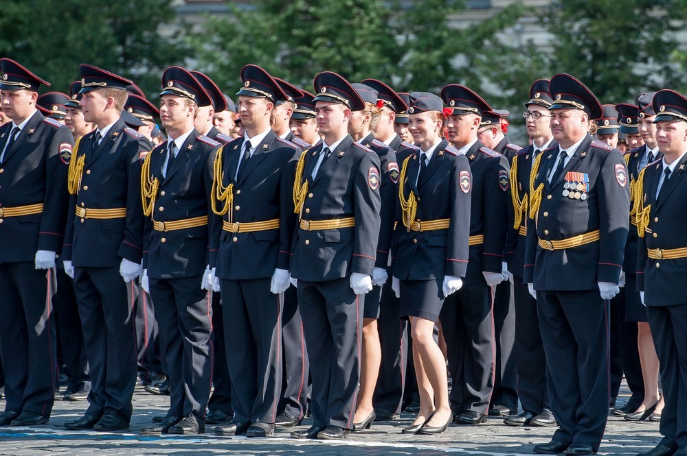 Выпускной полиции на Красной площади: Министр, оркестр и стук каблучков 