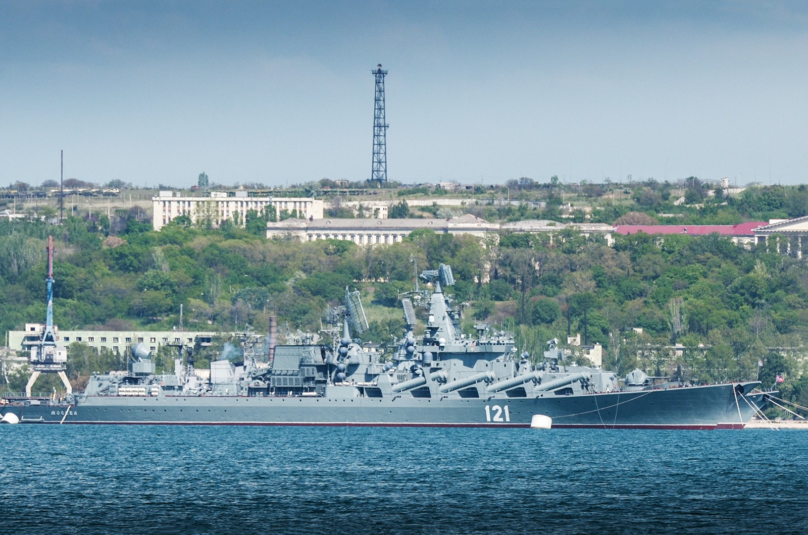 К параду в севастопольские бухты стягиваются с боевых дежурств корабли. Возглавит парад флагман Черноморского флота — ракетный крейсер «Москва»