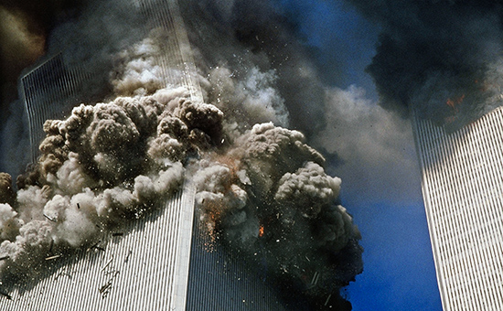Башни Всемирного торгового центра в Нью-Йорке во время теракта,&nbsp;​​11 сентября 2001 года


