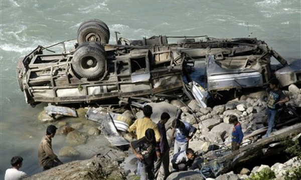 В Непале автобус упал в пропасть, погибли 9 человек