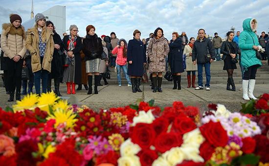 Цветы на&nbsp;набережной Сочи в&nbsp;память о&nbsp;погибших в&nbsp;авиакатастрофе Ту-154 Минобороны России
