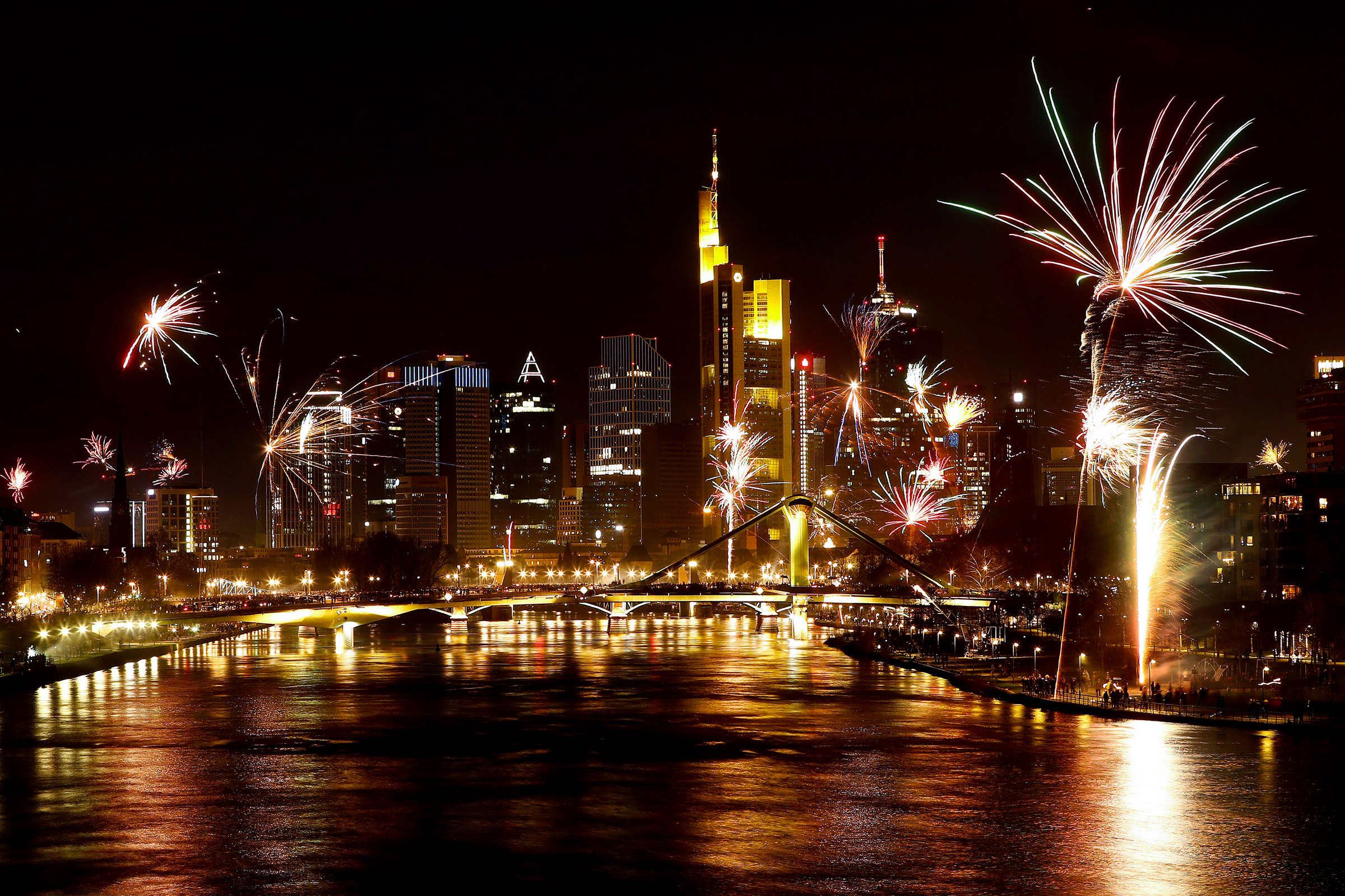 Германия. Новогодние фейерверки над финансовым кварталом Франкфурта
