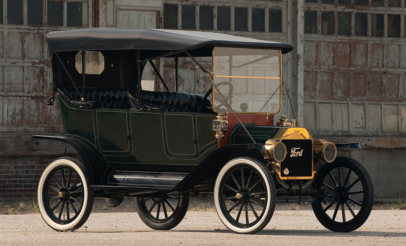 Всего через несколько лет после основания марки в США в 1908&nbsp;г. американец Маркус Сидней Фриде открыл официальное представительство Ford в Санкт-Петербурге.
