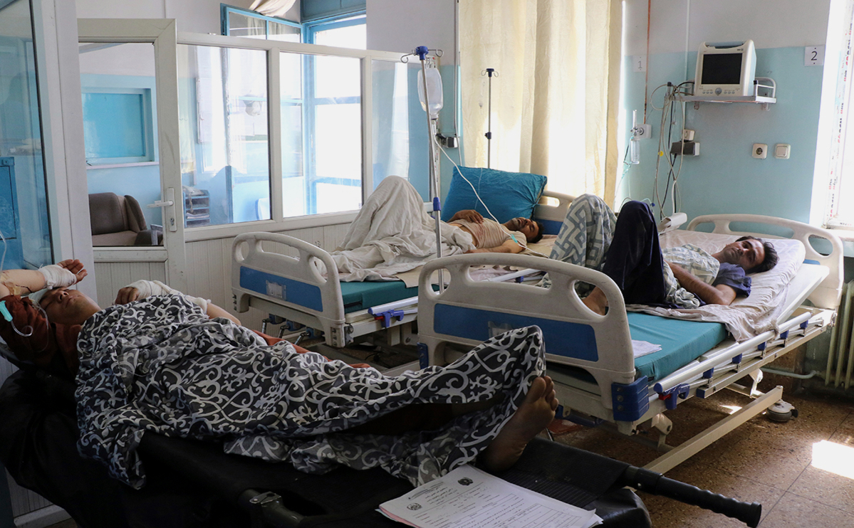 Пострадавшие на койках&nbsp;в больнице, после атаки возле аэропорта в Кабуле