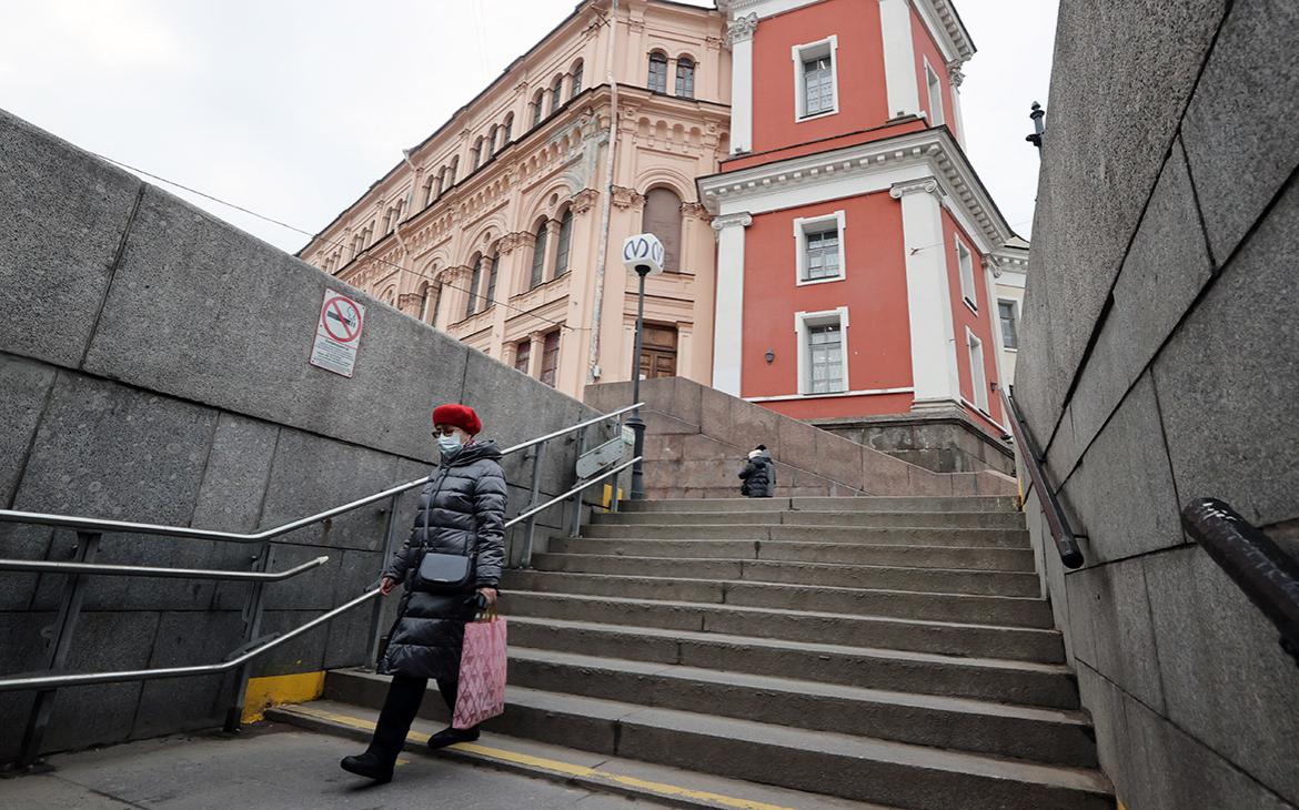 В Петербурге вновь ввели ограниченный масочный режим из-за гриппа
